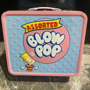 🍬😛2010 TRI Loungefly Assorted Blow Pop Embossed Tin Metal Lunch Box 4"x7”x8”